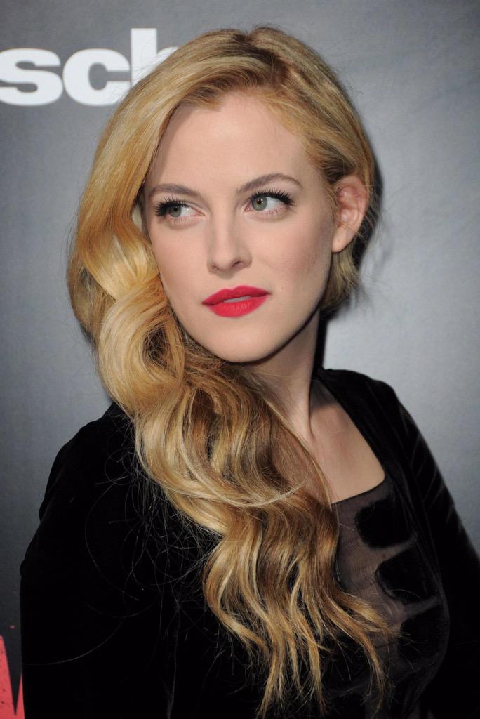 Happy birthday beautiful Riley Keough smith Peterson ( daughter of Lisa )         