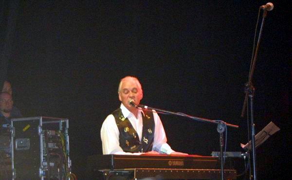 Happy 70th birthday Gary Brooker, best known as lead singer for Procol Harum  \"A Whiter Shade.. 