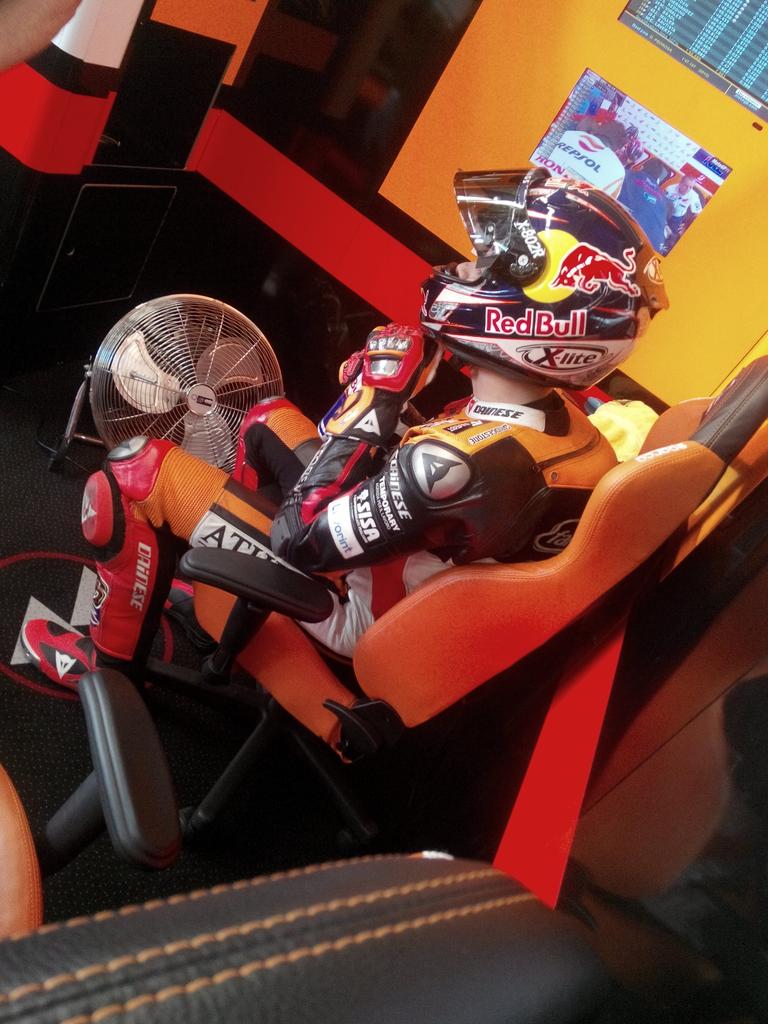 ForwardRacingGP's tweet photo. End of #freepractice at the #Forwardgarage @stefanbradl 16th - first Open - and @lorisbaz 22nd http://t.co/R4g58MgQId