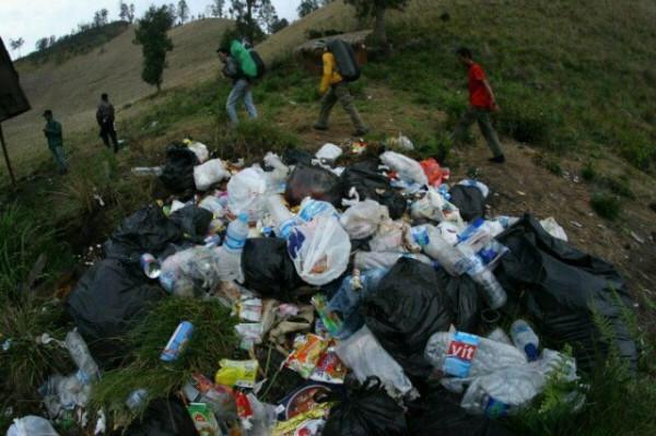 KiluanDolphin's tweet photo. Gunung Indah Indonesia PENUH SAMPAH. Pemerintah &amp; pendaki mikir deh! 

@Kemenparekraf @ir_ariefyahya @swarnanto1 http://t.co/N529aywd6v