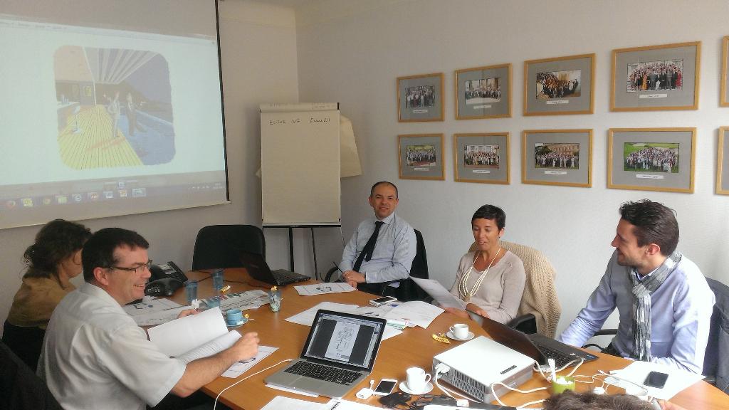 AllianceEurus's tweet photo. Les membres du laboratoire Offre &amp; Innovation en pleine réunion de travail ! http://t.co/1z2csNerOn