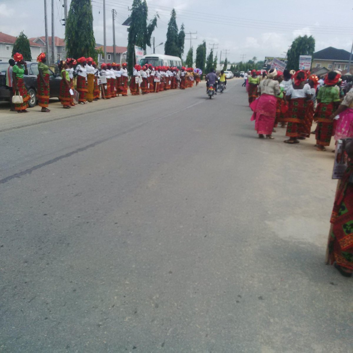 OJNofficial's tweet photo. Different groups both youth &amp; women groups are positioning themselves along the road to welcome their Beloved Son GEJ http://t.co/rLLeS7ETRW