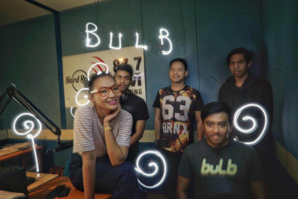 #CommunityOfTheWeek ngerjain <a href="/neeaelvira/">neea elvira</a> &amp; <a href="/dody_3d/">DODY DANUDIWIRYO</a> diem hampir satu menit biar di foto keren ama <a href="/BULB_bandung/">BULB_BANDUNG</a>