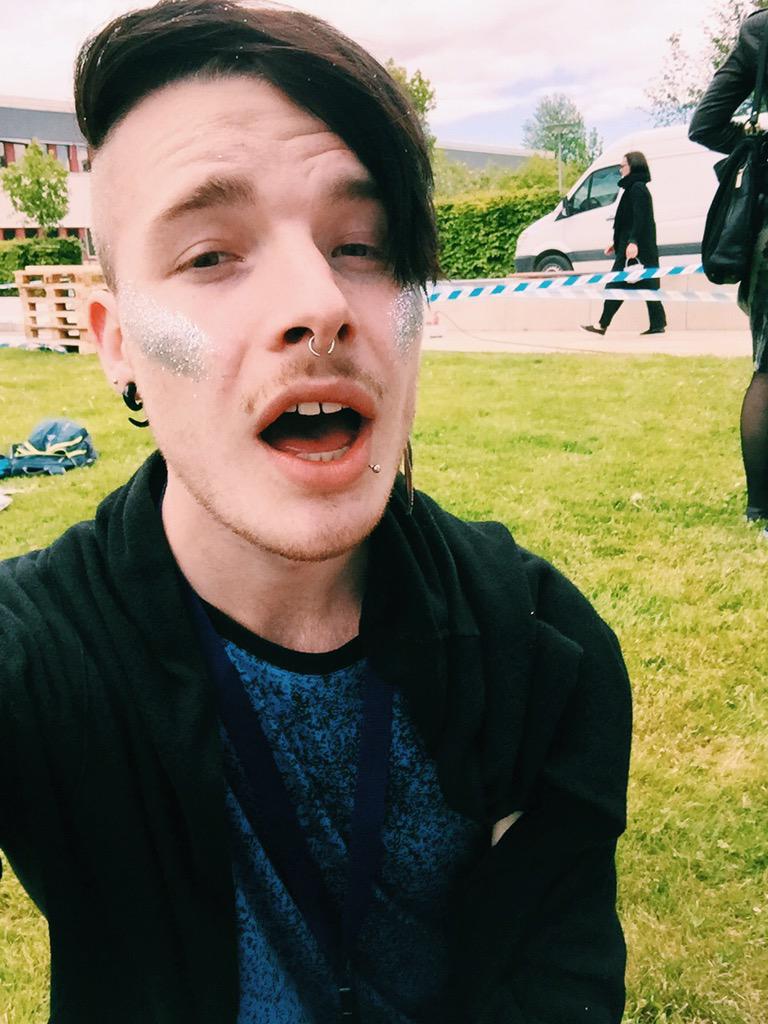 Soderfem's tweet photo. GLITTER på #sommarfest2015 http://t.co/21I1uDhUXo