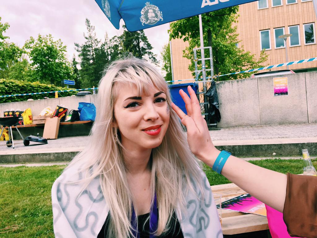 Soderfem's tweet photo. GLITTER på #sommarfest2015 http://t.co/21I1uDhUXo