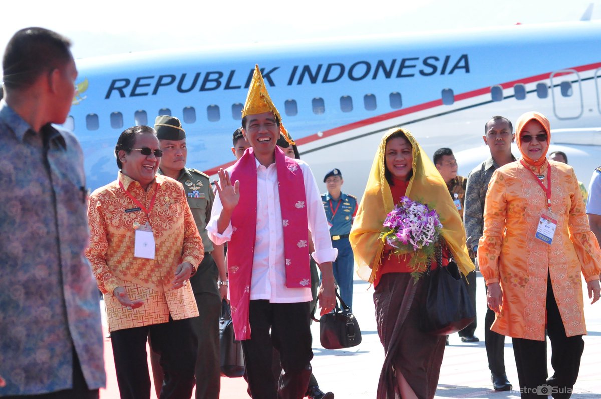 Presiden RI, Joko Widodo beserta rombongan tiba di Bandara Mutiara Sis Aljufri Palu, Jumat (29/05) pagi. @SoalPALU