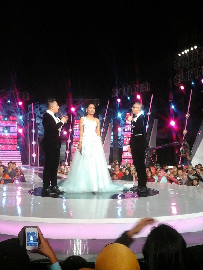 Indosiar's tweet photo. @irfanhakim &amp; @dhikacungkring aja kagum sama penampilan @DA2_Evi tadi. Menurut kamu gmana Dangduters? #GrandFinalDA2 http://t.co/rkAFoQhdqj
