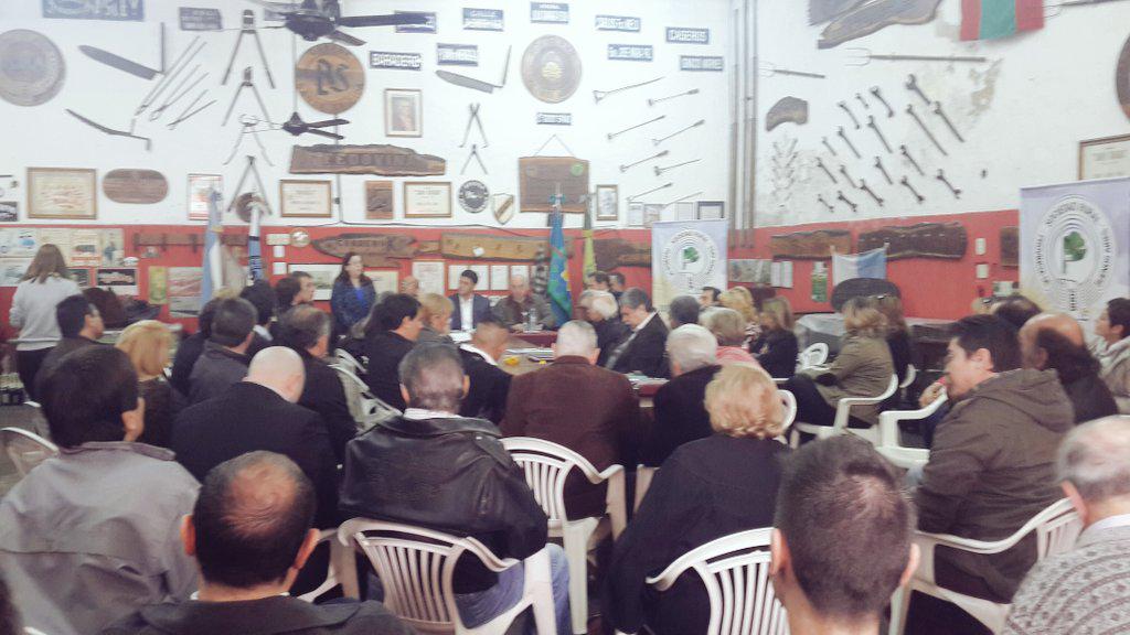 jorgemacri's tweet photo. Taller de Diálogo Social con diversos sectores d Vte López reunidos x el desafío en común d generar desarrollo local. http://t.co/B0dSPySMCG