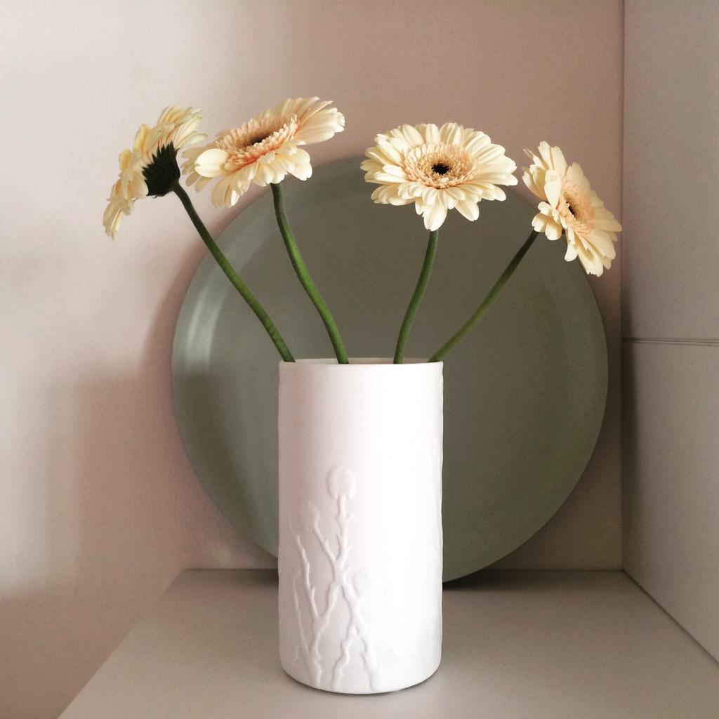 juliane_schmidt's tweet image. Busy week with @CreativesBerlin - reward myself with some #flowers and a @Bolia_ #vase