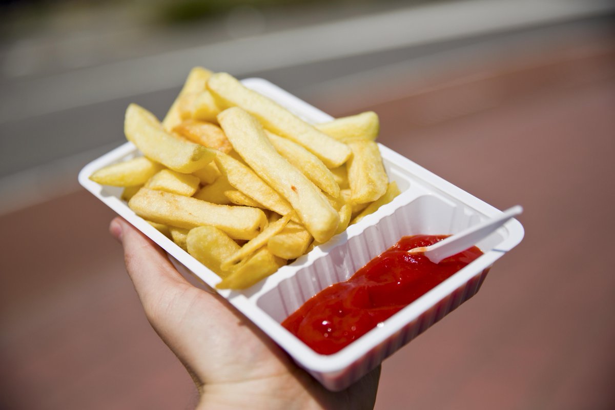 Ecco perchè non bisogna mangiare patatine fritte e biscotti