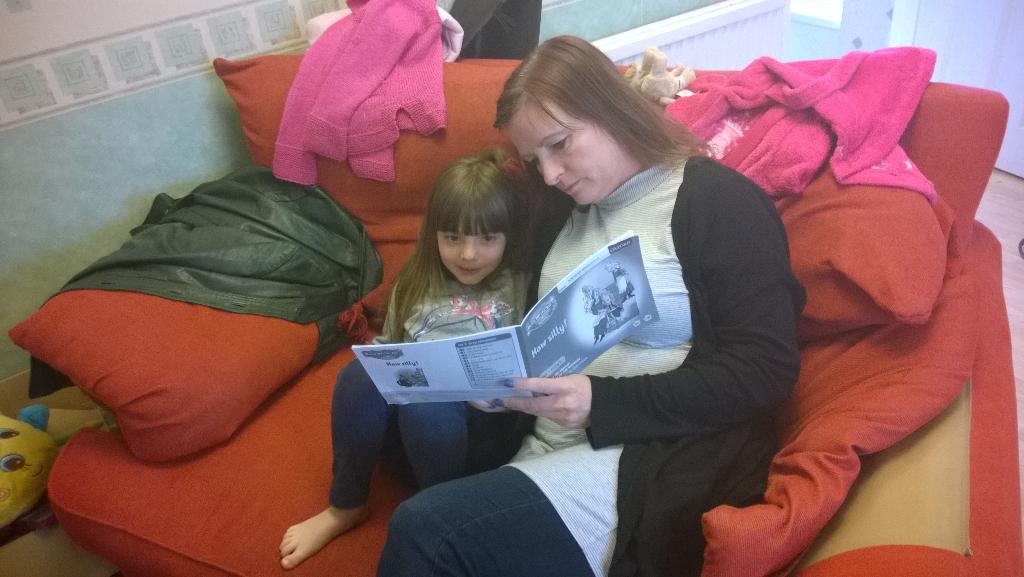 clairylou72's tweet photo. @BHCohort1415 #BHreading with family. Reading read,write,inc books with my nieceπ πππ http://t.co/VyRDAwmx17
