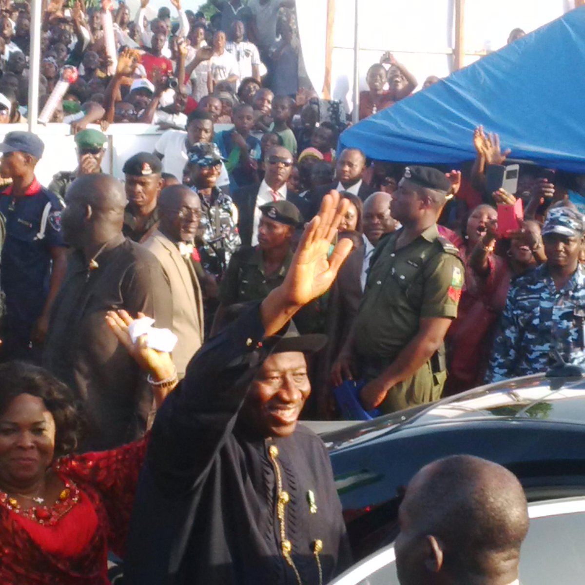 OJNofficial's tweet photo. And the HERO of our DEMOCRACY is here live in his hometown Otuoke, Bayelsa State. The crowd cheers
#TrekForGEJ http://t.co/4fIwAcmlKw