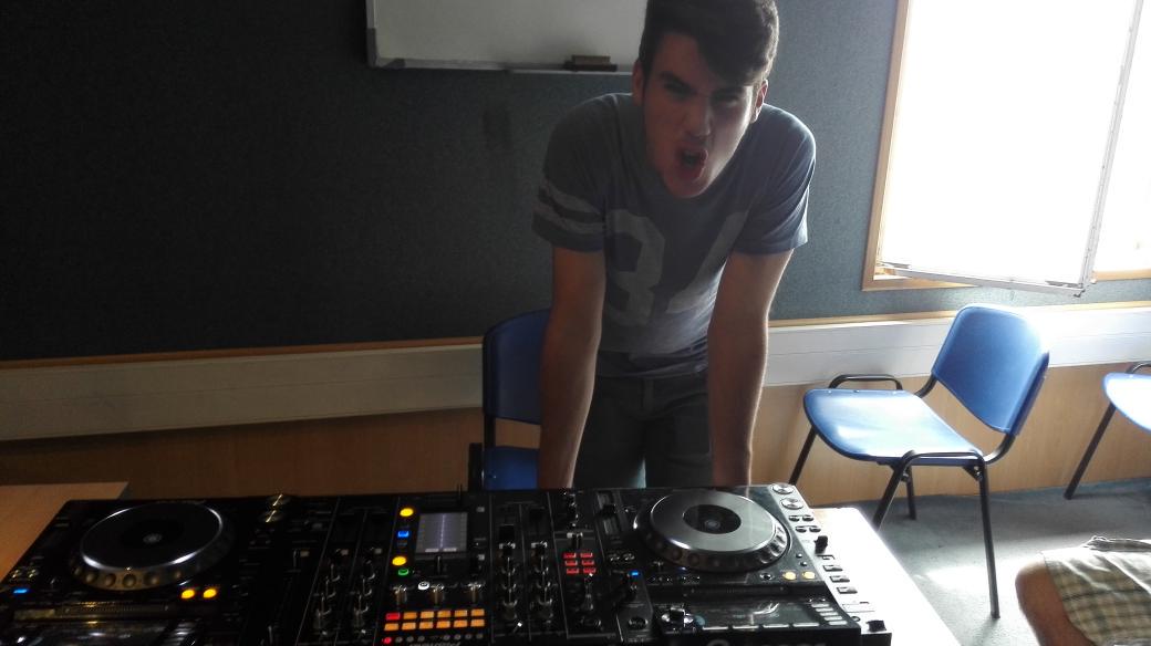 PabloRomeroRom's tweet photo. Invitando especial @IvanSeldas en @RadioCEV  @CEV_ #r2music http://t.co/mCa4rVZ5hY