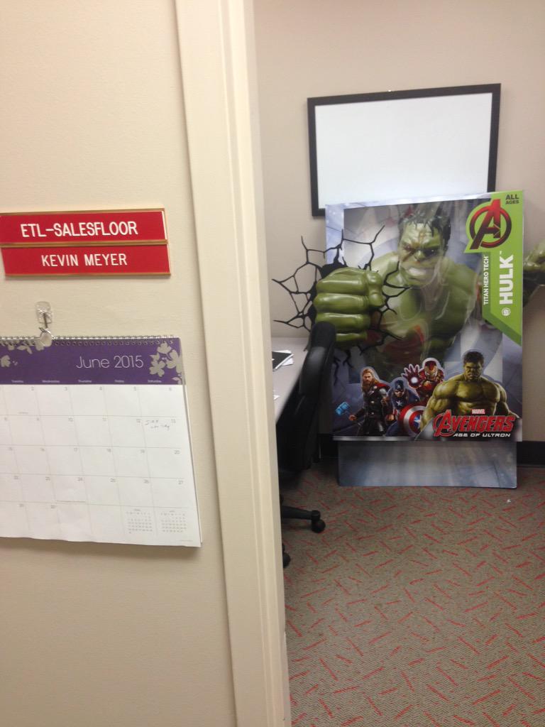 TargetCB's tweet photo. ETL-Kevin Really loves his self portraits... @KevinMeyer863 @barbara5688 @katrinagull  #863pranktime #kevin...smash! http://t.co/IPSc1bkODv