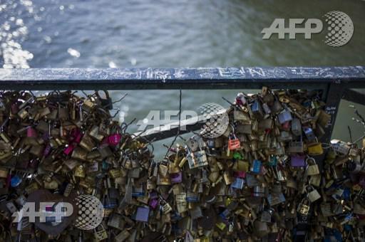 mariegiffard's tweet photo. Les "cadenas d'amour" sur le pont des Arts à Paris c'est fini http://t.co/XlWW6YXTPp par @ambre_tosunoglu #AFP http://t.co/4lZve36WOl