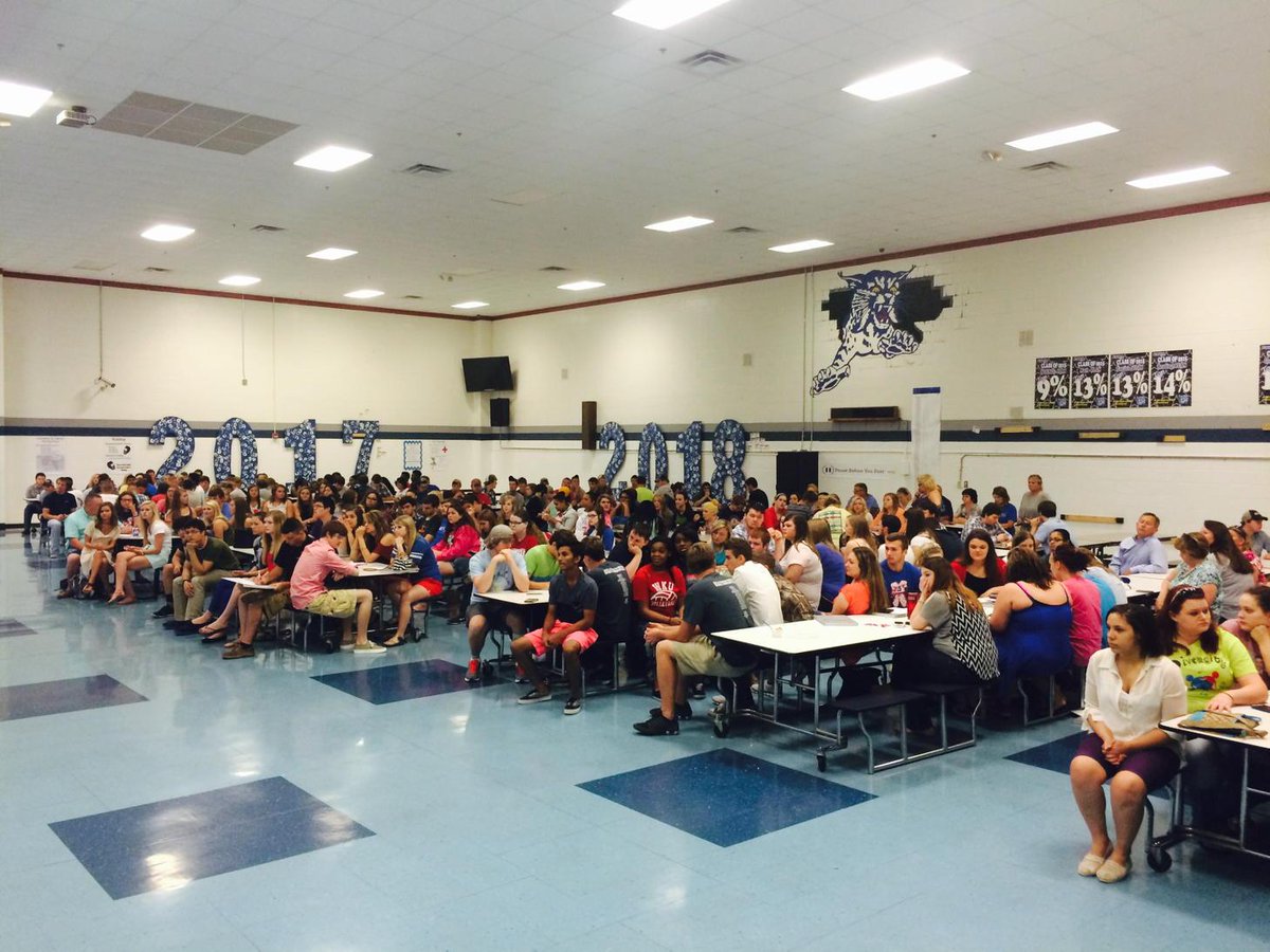 jimflynnkysupts's tweet photo. #FSHS Seniors celebrating together at Senior Breakfast! Proud of the Class it 2015! #1FS #LifeReady! http://t.co/hANNqzLLHg