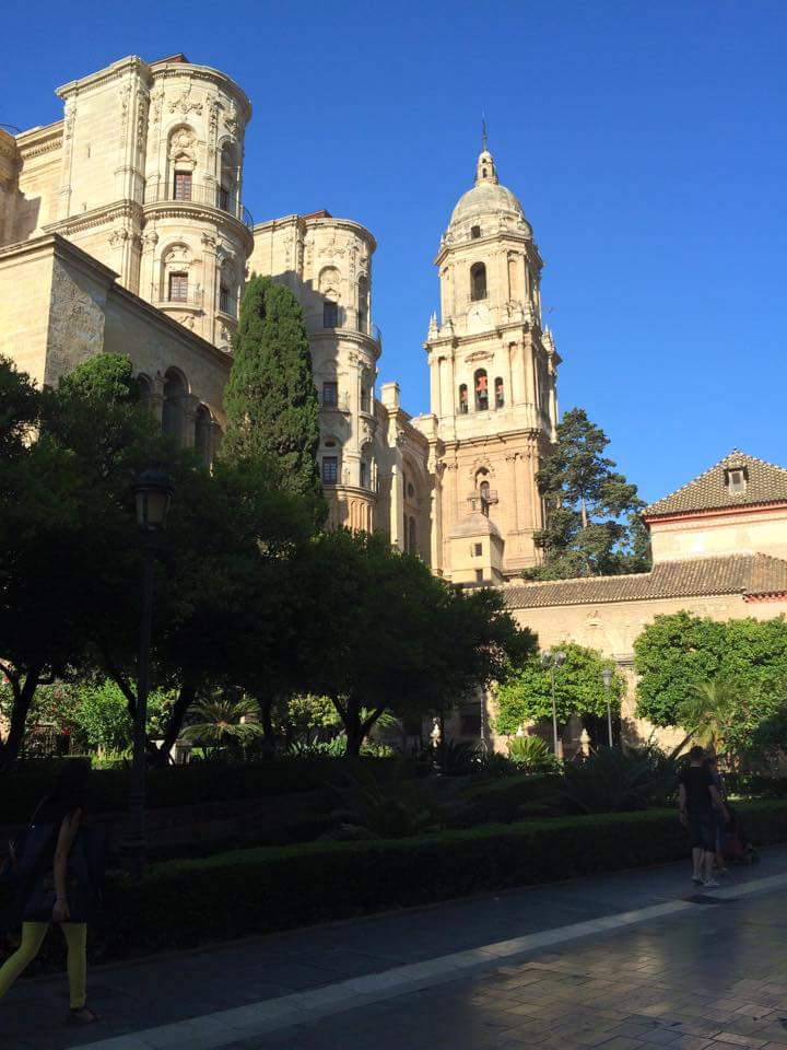 OrgullodeMalaga's tweet photo. Y caminando por Calle Císter te encuentras con esta maravilla.
La Catedral de #Málaga 
Foto: Manuel Lloret http://t.co/A4qSpzaZhv
