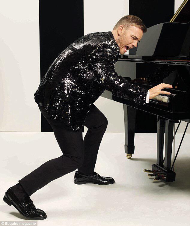 QueenLIHUA's tweet photo. I love it when you play the piano @GaryBarlow #garybarlow #TakeThat #piano #music #thatter #love #captaingary http://t.co/XBdcWD4dS7
