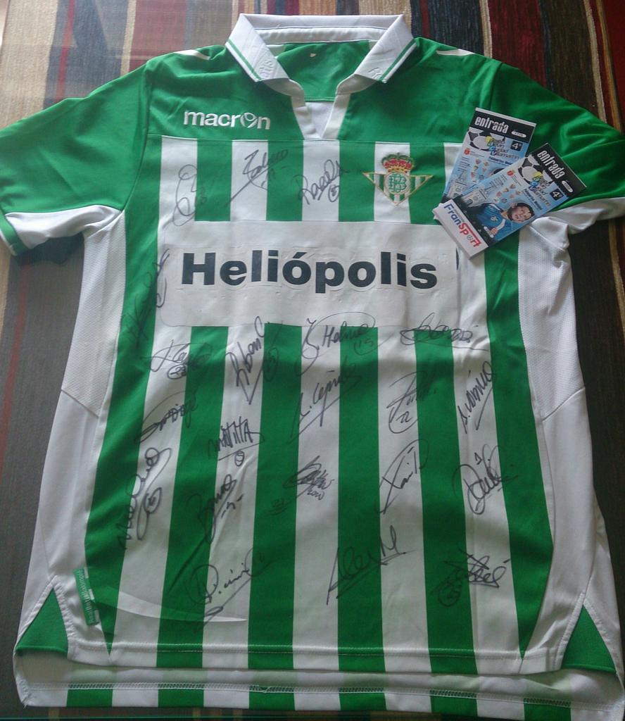 TACVillamartin's tweet photo. La camiseta dl R. Betis firmada x ls jugadors d la 1a plantilla q han ascendido a 1a #4TACV
¡COMPRA YA TU ENTRADA! http://t.co/VyLy1fLddP