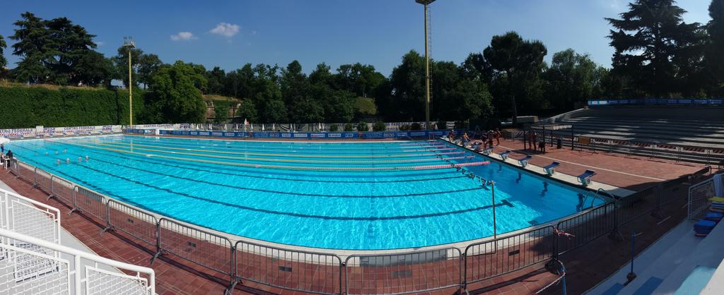 laoola56's tweet photo. Un saluto dalla piscina di Verona 😆 #28gradi http://t.co/FgQ7N6JQx8