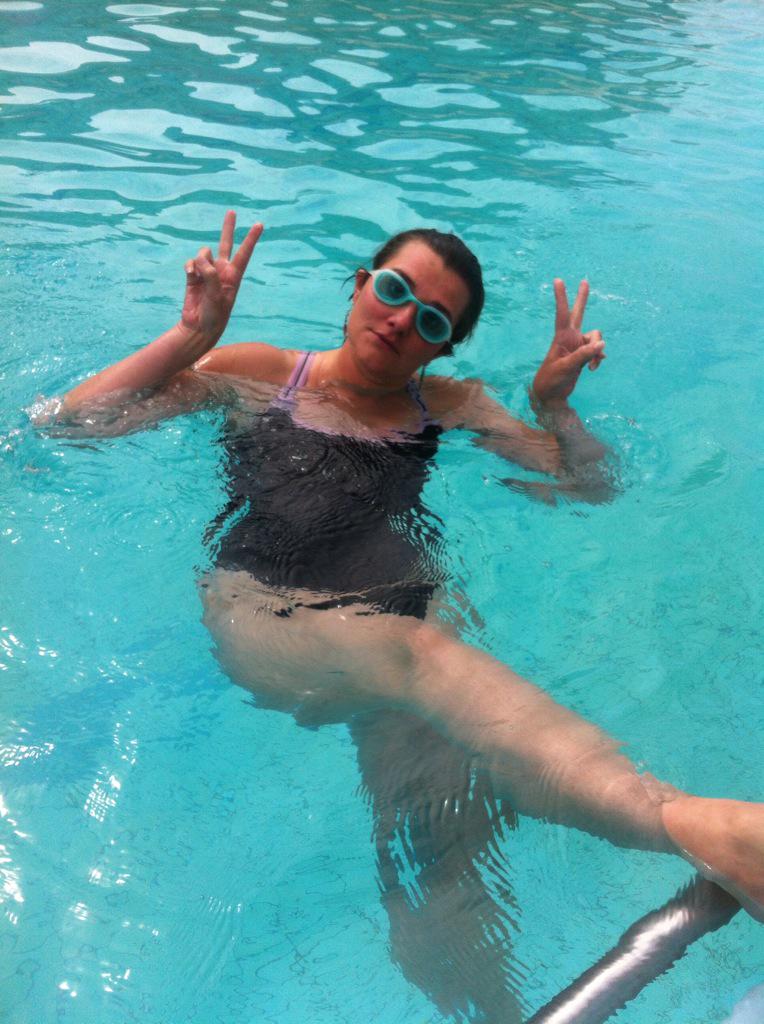 20edeferlante's tweet photo. Et après elle dit qu'elle a des petits yeux... C'est juste les lunettes de piscine..! @lmoniez http://t.co/fVVGsf0KhA