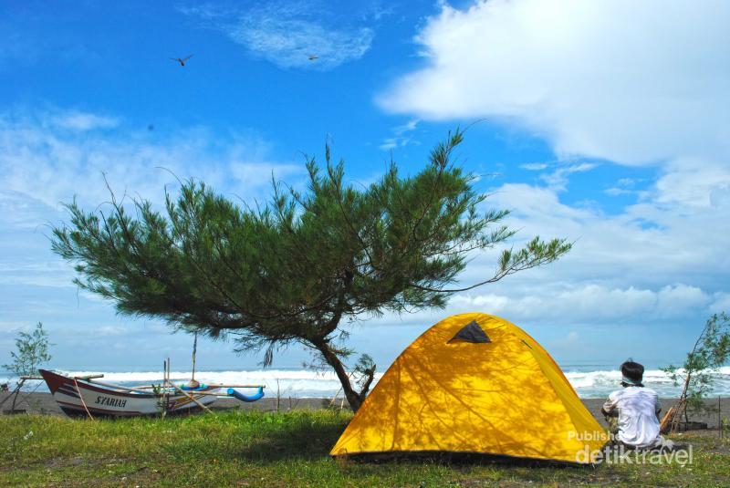 detikcom's tweet photo. Damainya Pantai Kuwaru di Bantul, Yogyakarta http://t.co/qkDJik8De9 via @detiktravel http://t.co/ObreIZ91qR