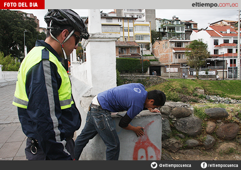 ALEXBERNAL512's tweet photo. @CholaCabrera @DAHPCUENCA meses espero q el municipio arregle la presidente córdova y pensar q 1 guardia podía hacerl http://t.co/Baa2gBO8n2