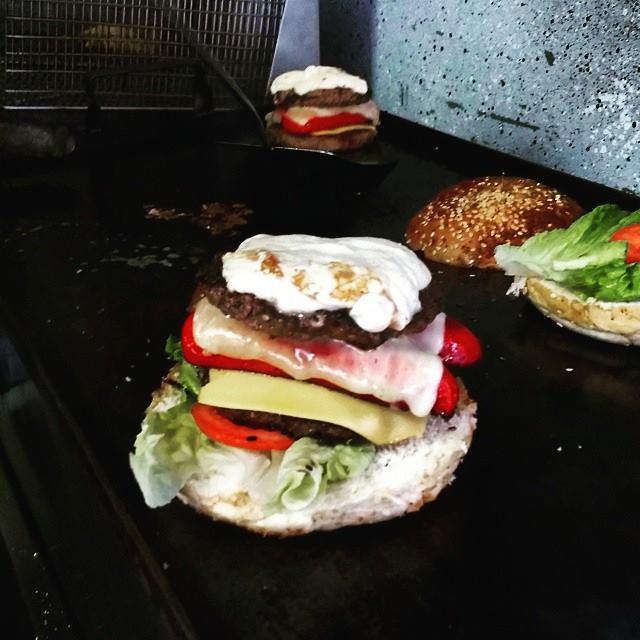 tikis_grill's tweet photo. #tikisgrill #viamuerta #somoslosdelremolque #doblecarne #quesos #salchichon #delideli #hamburguesamakaha http://t.co/ex7gQ4mxIl