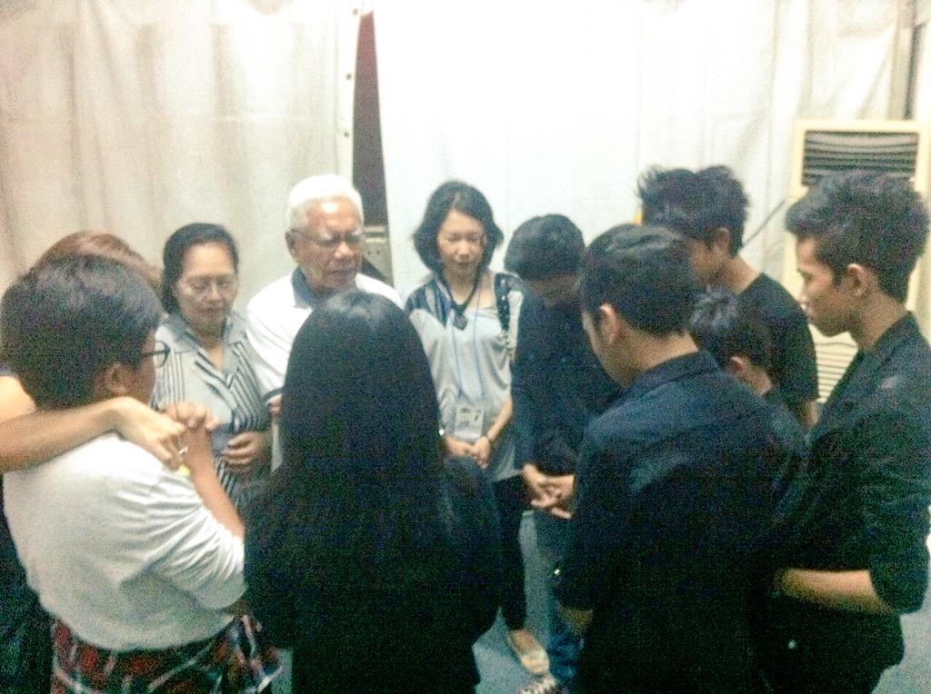 BandLittlewings's tweet photo. Little Wings backstage at Jakarta Fair 2015 #PRJ2015 http://t.co/708lNSgwrf