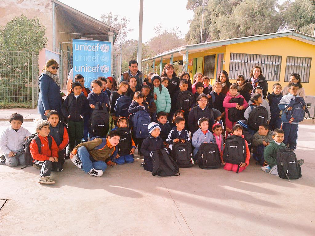 tierraamarilla1's tweet photo. Niños de Nantoco afectados por aluvión reciben de la Seremi de Educación útiles donados por Unicef Chile.  http://t.co/1XfsaBNEOs