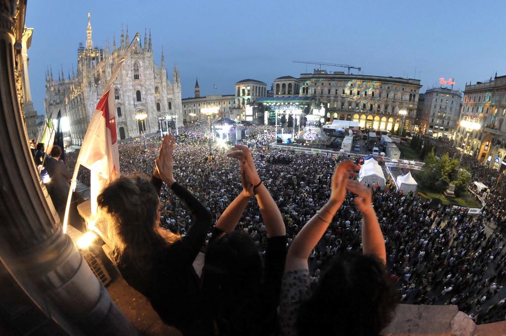 ComuneMI's tweet photo. Foto ricordo #rilive. C'eravate anche voi fra i 100000 di ieri in Piazza Duomo? Domani si replica con @FilarmoniScala http://t.co/urTUPdmbp8
