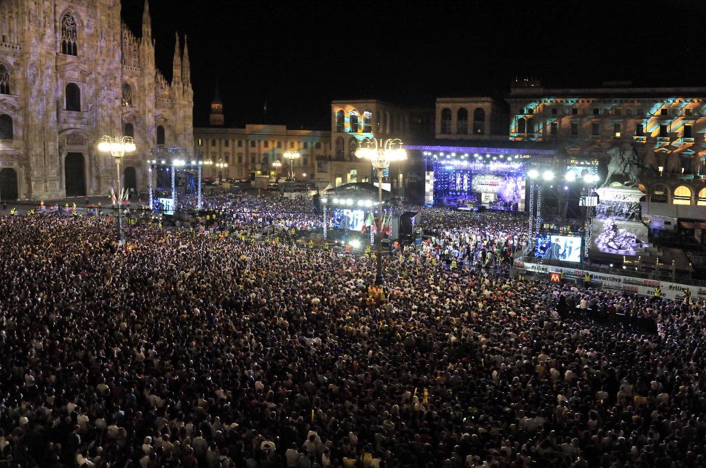 ComuneMI's tweet photo. Foto ricordo #rilive. C'eravate anche voi fra i 100000 di ieri in Piazza Duomo? Domani si replica con @FilarmoniScala http://t.co/urTUPdmbp8