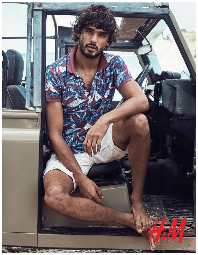 malefeetsp's tweet photo. Paja de tarde con el catálogo de verano de H&amp;M http://t.co/b6Kuz9Uk6u