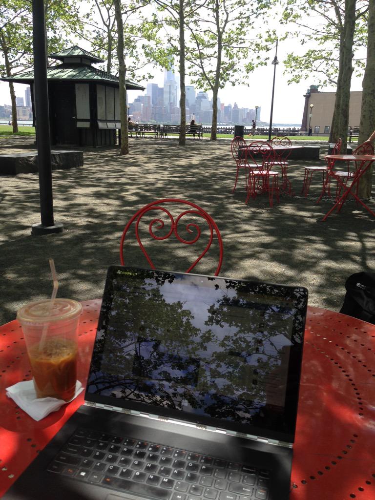 HeatherTenuto's tweet photo. World's best desk....brought to you by #ShoreTelMobility http://t.co/ja5hfbUnIO