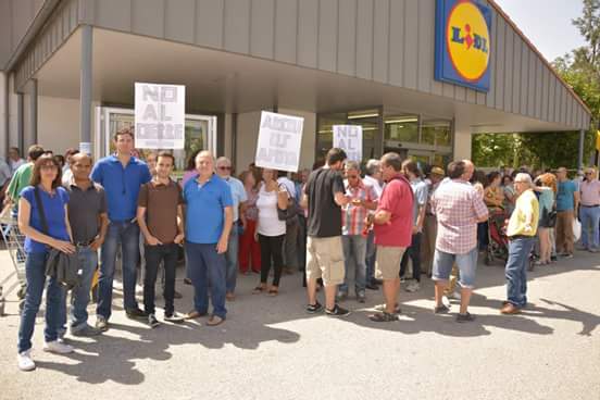 Ganemos_Arcos's tweet photo. La gente de #ArcosenComún acompañando a la plantilla del Lidl. NO AL CIERRE DE LIDL http://t.co/bBsXNaADd6