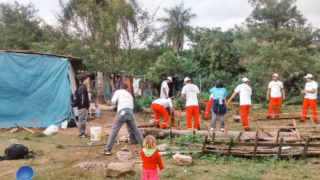 Fedeknuppel's tweet photo. La cuadrilla de @GrupoBercomat construyendo con @TECHOarg en #CorrientesChaco #Voluntariado #Construcción http://t.co/U8hbqGptQv