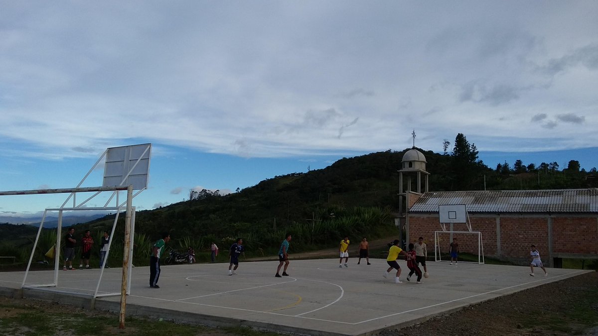 ALCALDIAELTAMBO's tweet photo. La comunidad de la vereda Chuza, ya disfruta de la cancha múltiple construida por la Administración Municipal. http://t.co/5fuYVOLHtF