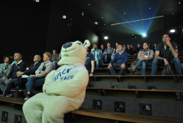 IlWinnerTaco's tweet photo. La gente non sembra sorpresa di trovarsi un orso al cinema :) Voi che ne dite? @expo2015milano #expo2015 #WinnerTaco http://t.co/Qh4kzIf642