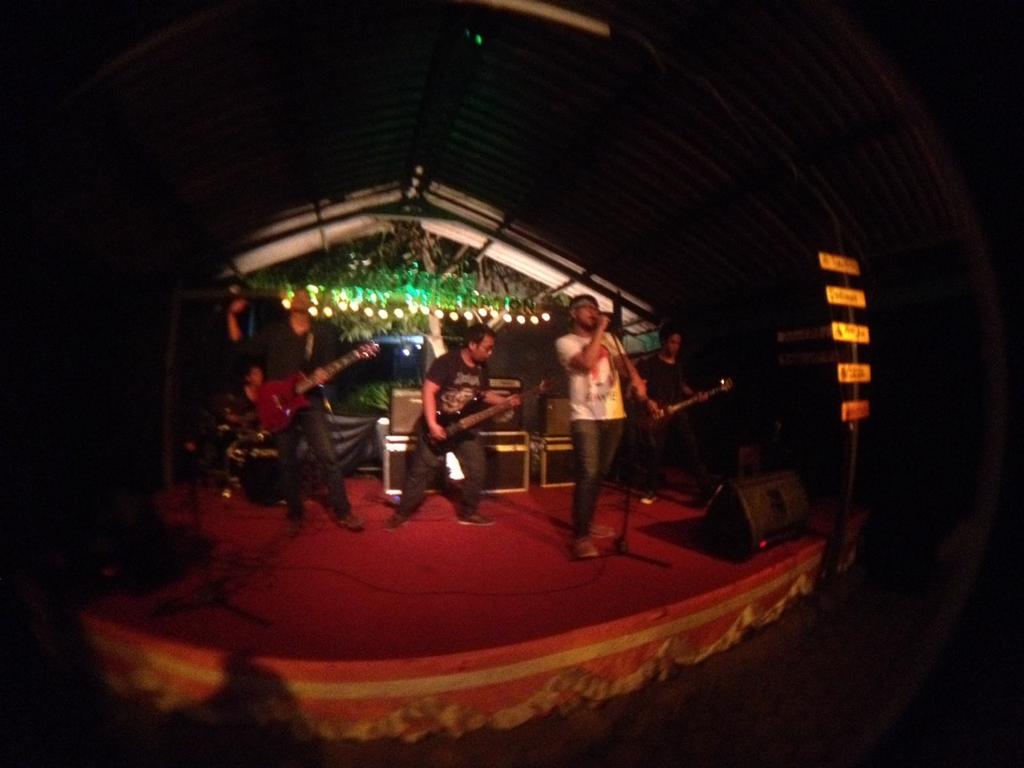 sanggar_APAKAH's tweet photo. @VerdictOfficial , ladies and gentlemen! burning the stage as always ⚡ http://t.co/hZdCv4W8uE
