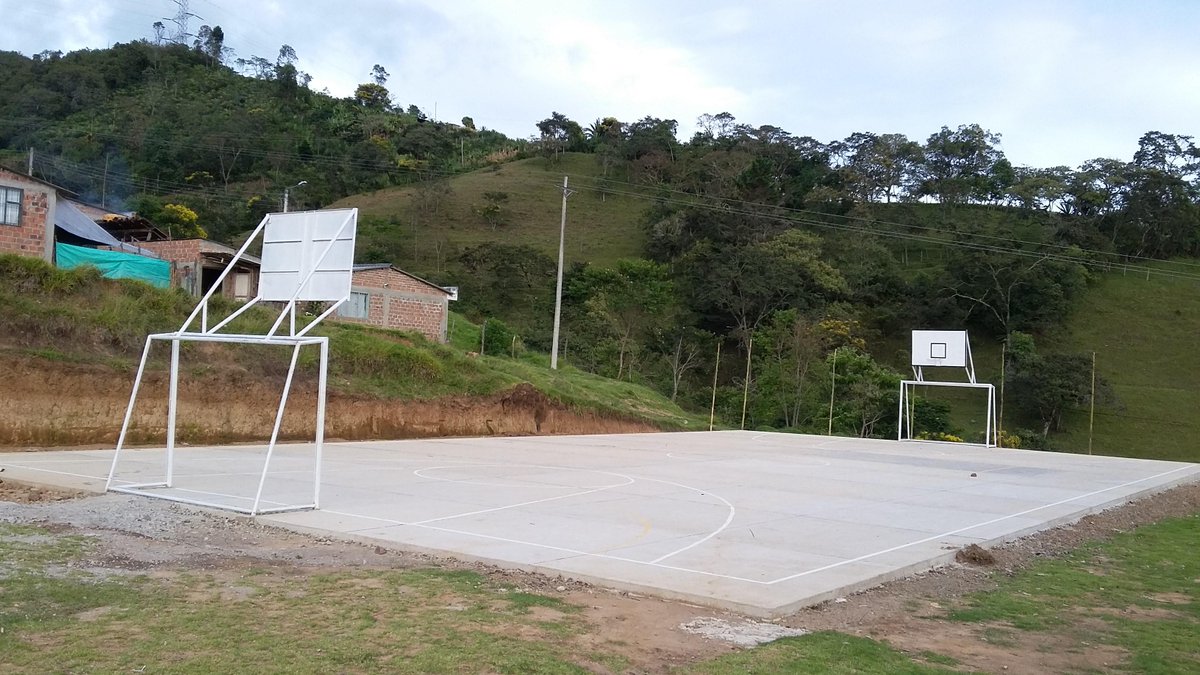 ALCALDIAELTAMBO's tweet photo. Los habitantes del sector La Granja – El Porvenir, tienen a su disposición la cancha múltiple. http://t.co/asw7u0fsti