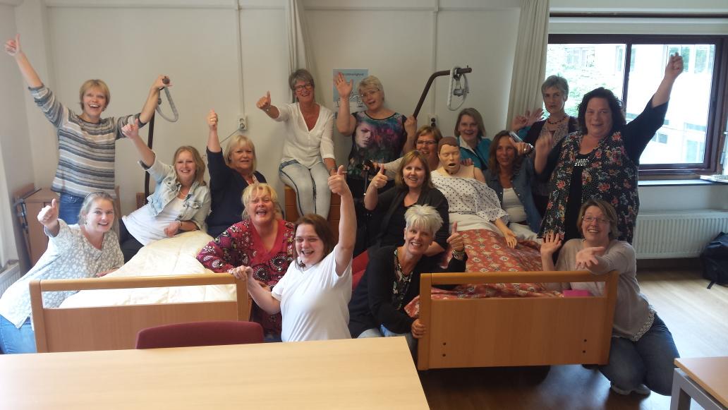 ZijlstraL's tweet photo. Verzorgenden @Warande krijgen certificaat VTH @MBOUtrecht  Gooise Zorgacademie. Gefeliciteerd! http://t.co/tA9kVahijo