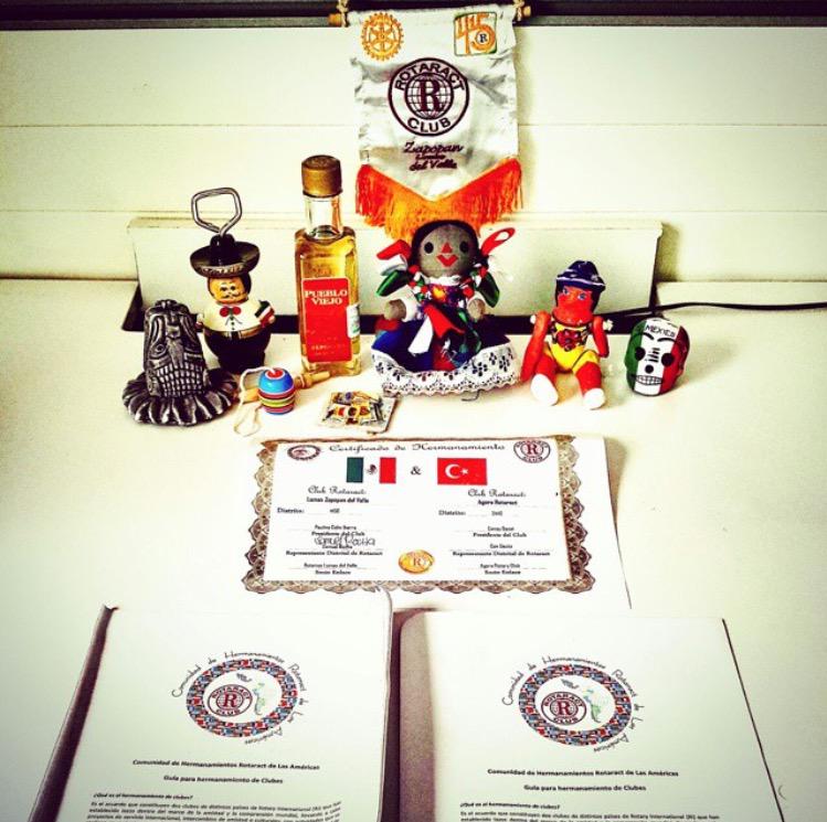 agorartc's tweet photo. We have received Culture Box from our Twin Club @ROTARACT_ZLV .Thanks for precious gifts. http://t.co/Z0EQTA0z0o