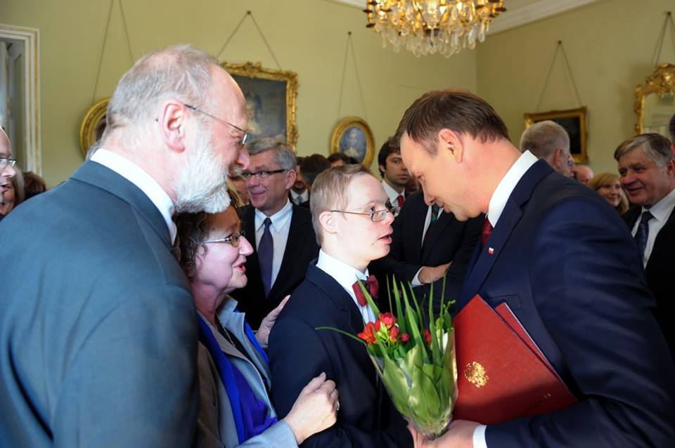 ISzafranska's tweet image. To jest także prezydent tych,których zepchnieto "na kompletny margines". Piękne zdjęcie z dzisiejszej uroczystości.