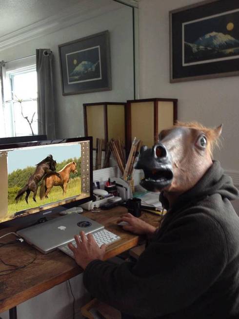 Aquele momento que vc ta vendo pornografia de madrugada e sua mae entra no seu quarto sem bater...