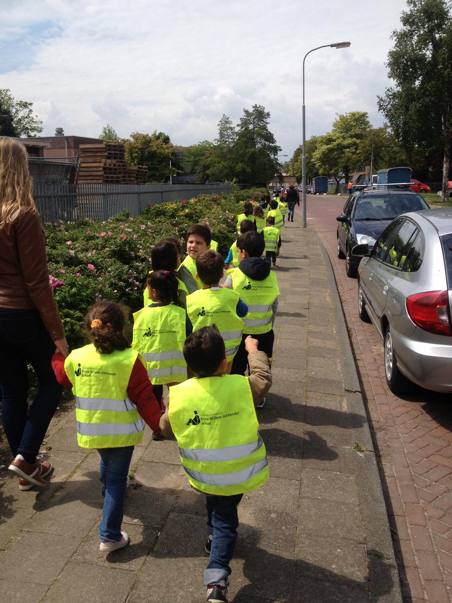 1/2 Vandaag zijn de kleuters van west, samen met psz kizzebis en kdv pompidou,bij de brandweer geweest!