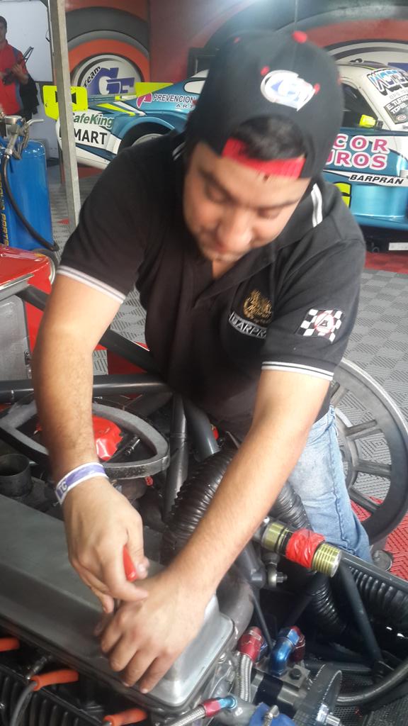 GFTeamOficial's tweet photo. Luego de un gran tercer puesto los chicos alistan la #105 de @gatocrusitta  para mañana http://t.co/OtYvUF6mO2