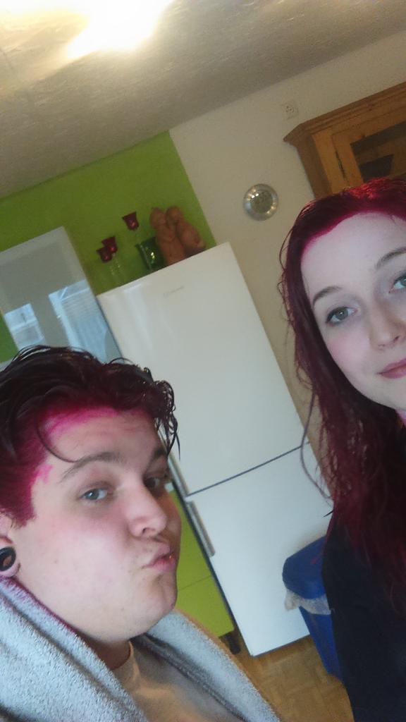 dalinka95's tweet photo. @HerreMarie @Dylan88D @twelveInchCock haare färben mit dem lieblingscousin #PINKLADY #iloveit #SelfieSafety http://t.co/3NgZezMR0O