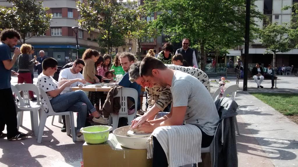 Gogoratu bihar goizean antiguoko elizan izango garela 11etatik 13era #barrobusa #olatutalka