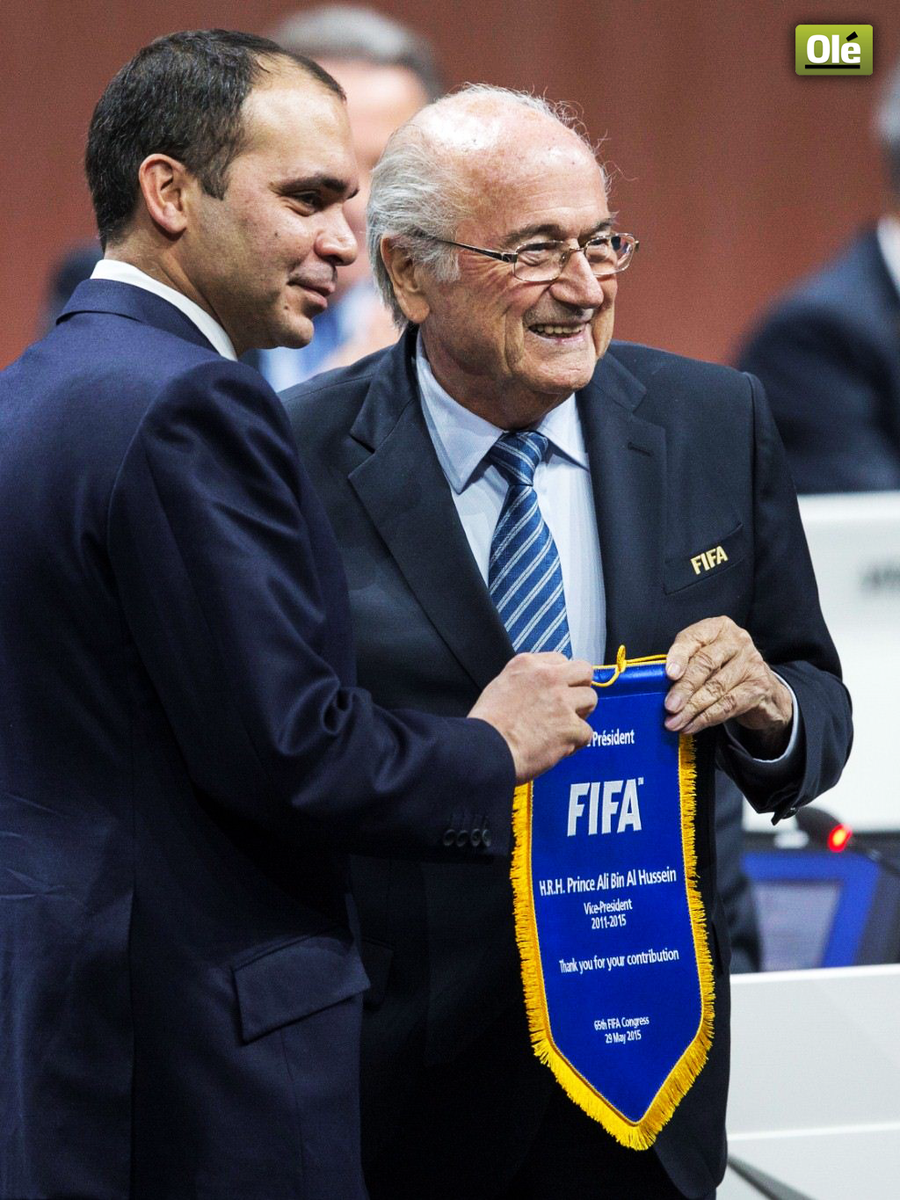 DiarioOle's tweet photo. El jordano Ali Bin Al Hussein consiguió 73 votos y llevó a #Blatter a segunda ronda ▶ http://t.co/csDpZHR55S #FIFA http://t.co/kqwu4ziEK8