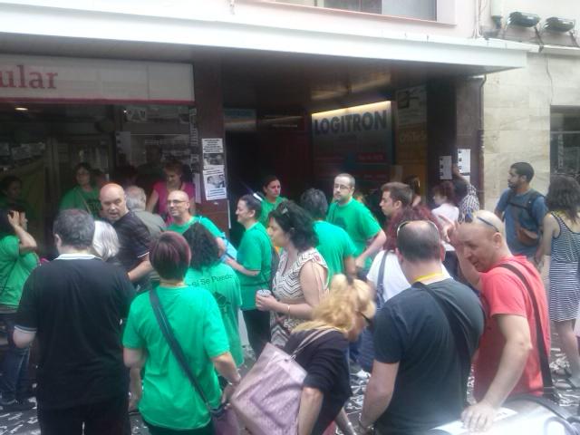 PAH_MOLLET's tweet photo. Gracias a todas por el apoyo recibido!!! @LA_PAH unida jamas sera vencida. #ultimatumalpopular http://t.co/rojh9ReseR